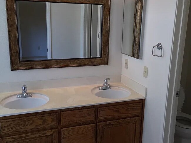 Building Photo - Welcome home to this bright, spacious, top-floor unit in a highly desirable community