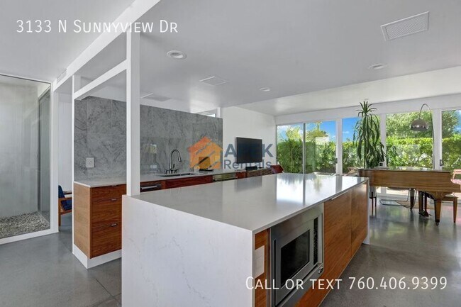 Building Photo - 3133 N Sunnyview Dr