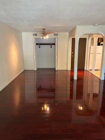 Building Photo - 14 Shadowbrook Ln