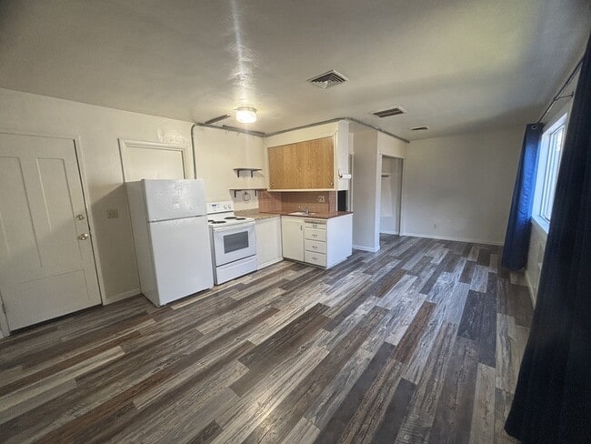 Building Photo - 3026 NE Douglas Ave