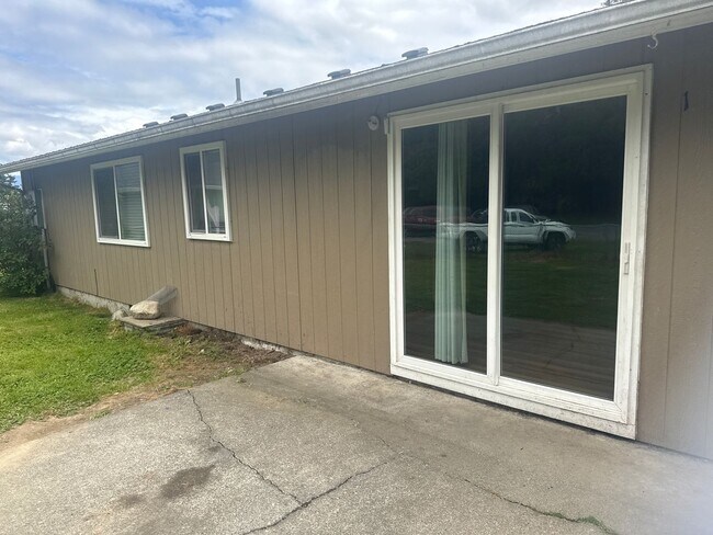 Building Photo - Burlingojn two bedroom with garage