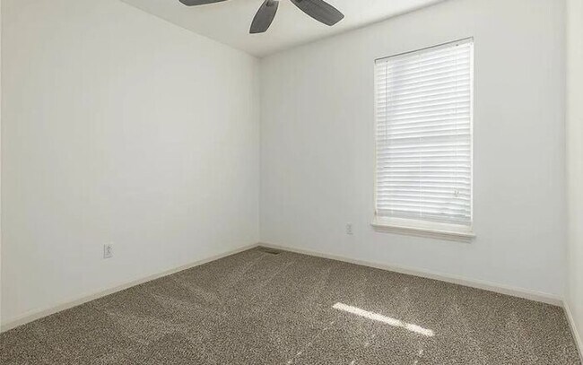 Building Photo - Spacious and Elegant 4 BR 3.5 BA Home in Olathe!