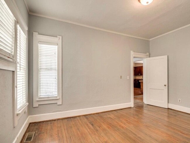 Building Photo - 2 bed 2 bath historic remodeled home with an awesome 1bed 1 bath detached apartment! Mesta Park b...