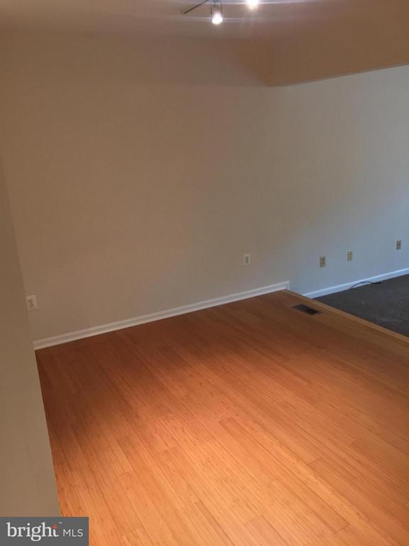 Building Photo - 8911 Oakwood Way