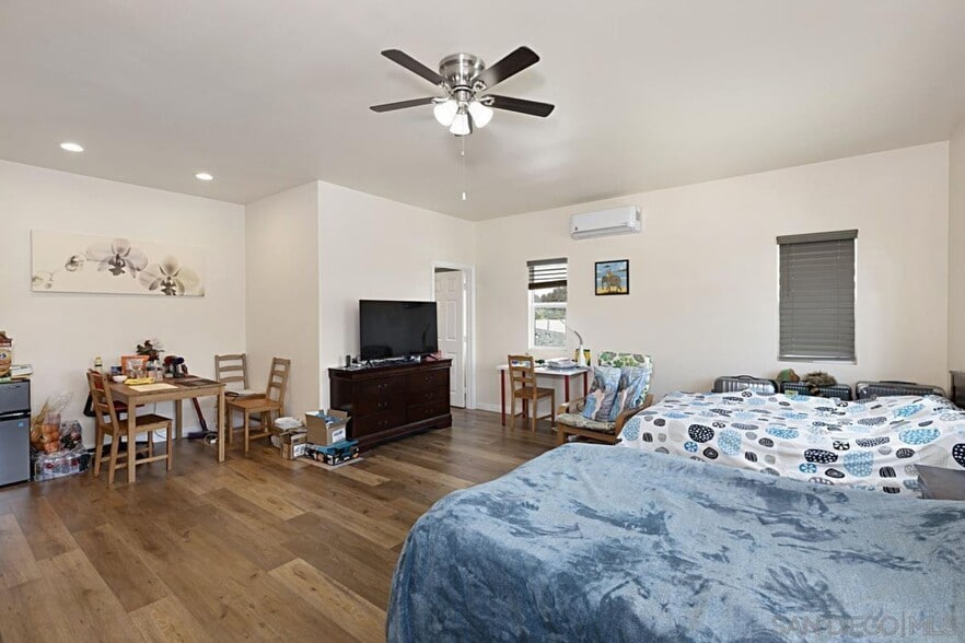 460 sqft room. Large enough for 2 beds, living, dining and office area. Vaulted ceiling. 8 windows. - 3722 Ben St