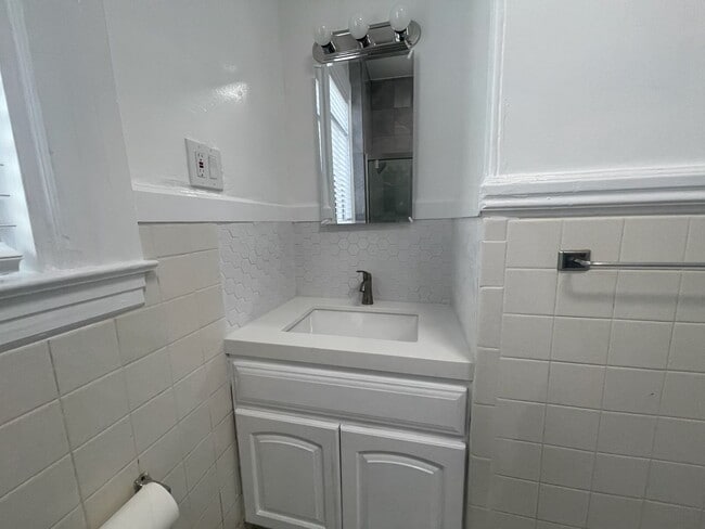 Building Photo - 1062 Washington St