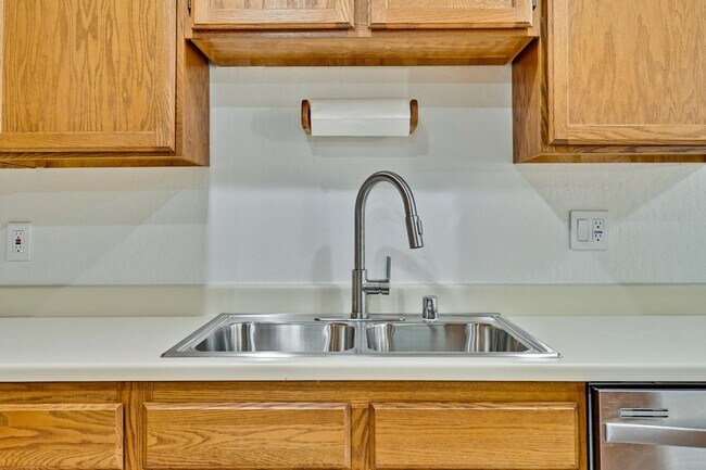 Building Photo - 2 bed 2 bath condo