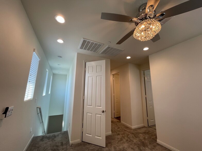 3rd floor loft - 7566 Channel View St