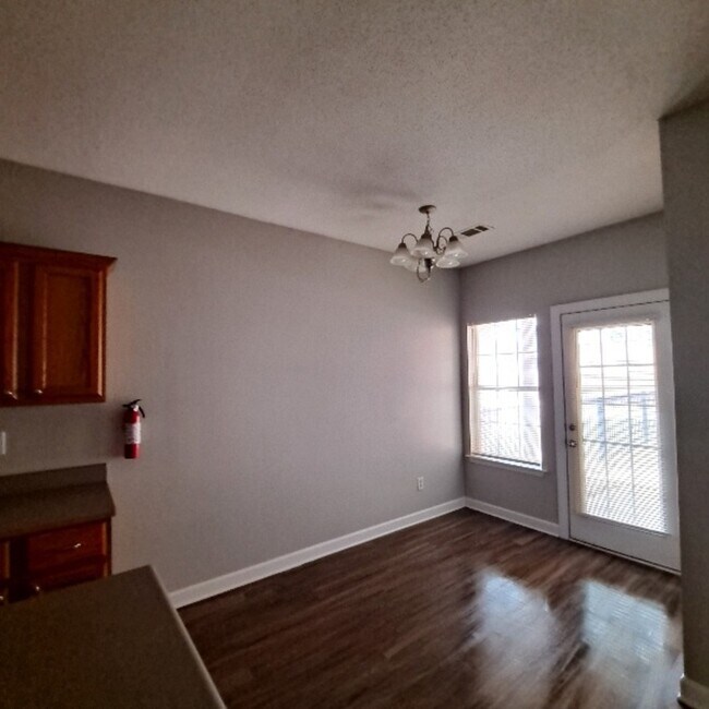 Building Photo - 6131 Woodstock View Dr