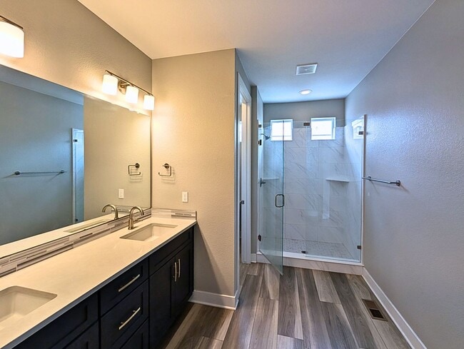 Building Photo - Beautiful 2 Bed + Office + 2.5 Bath home i...