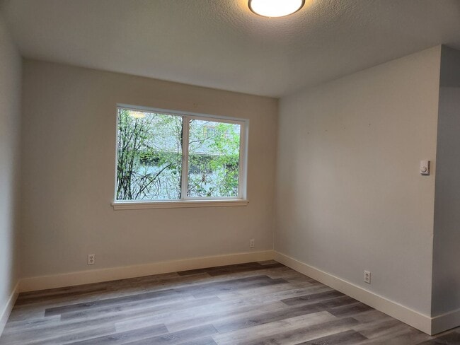 Building Photo - Recently Renovated 3 Bedroom Campus Duplex!