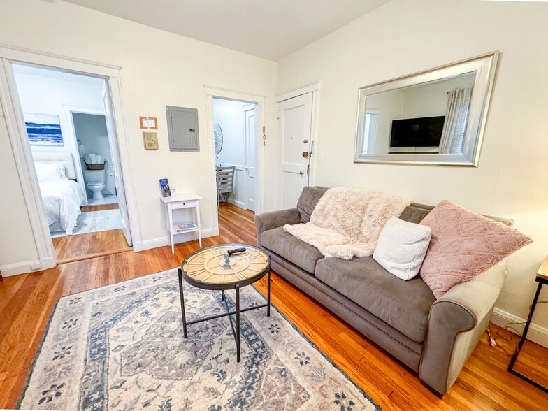 SLEEPER SOFA - 191 Kent St