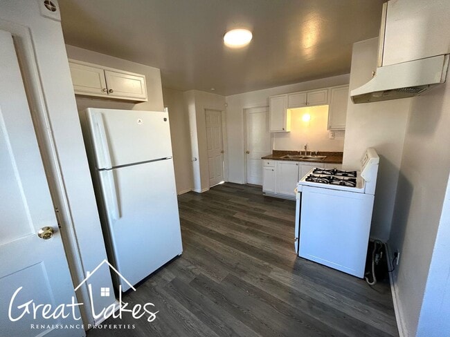 Building Photo - Charming 2 Bedroom 1 Bathroom now available for rent