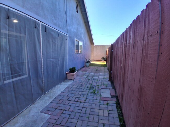 Building Photo - Thistlewood3505/3507