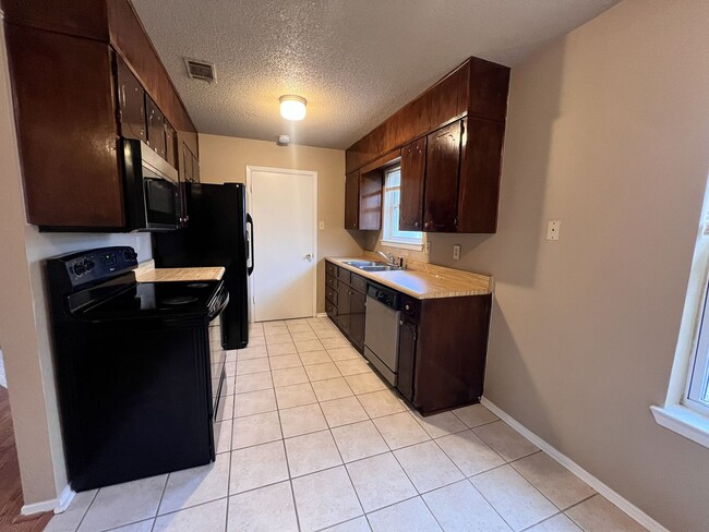 Building Photo - Great 3 bedroom in Killeen with washer and dryer connections and brand new carpet.