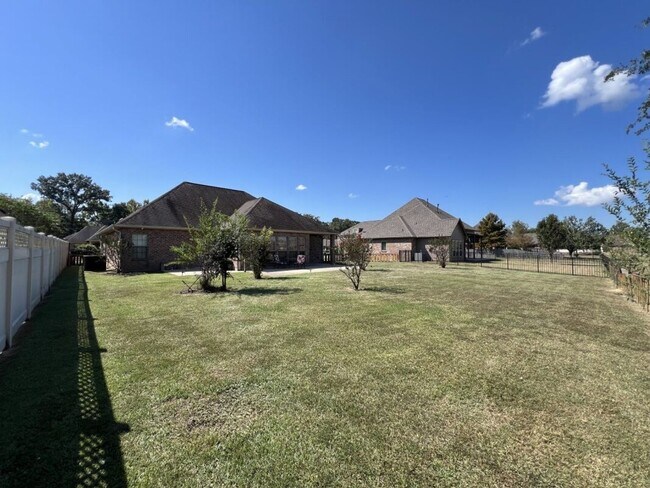 Building Photo - Beautifully Furnished 4-Bedroom Home in Zachary's Audubon Lakes!