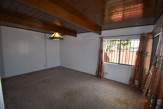 Building Photo - 4 Bedroom Home with Private Spacious Backy...