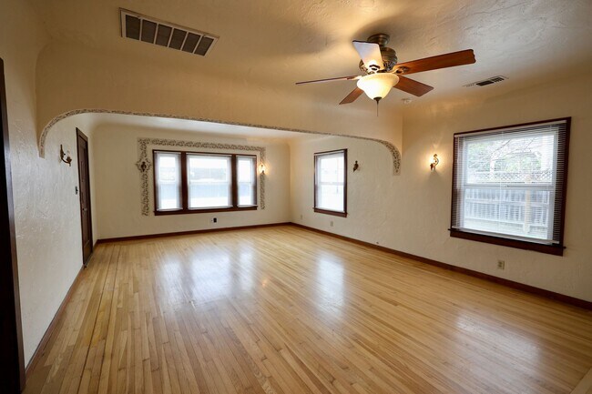 Building Photo - Available Now – Downtown Winters Bungalow