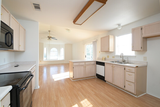 Building Photo - 716 Lago Vista St