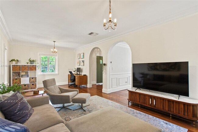 Building Photo - 604 Alcazar Ave