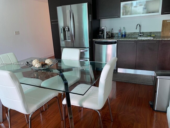 Building Photo - 950 Brickell Bay Dr