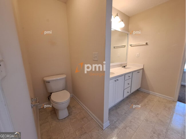 Building Photo - 1311 Vine Cir