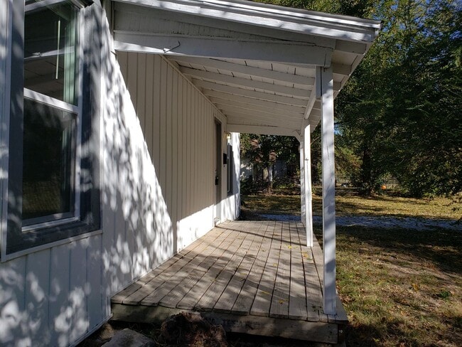 Building Photo - Spacious 2-Bedroom, 1-Bathroom Home AVAILABLE NOW!!