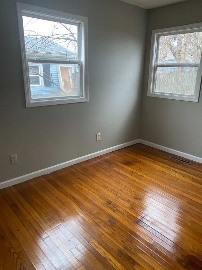 Building Photo - Beautiful single family, hardwood floors, fenced in back yard, 1 car garage.