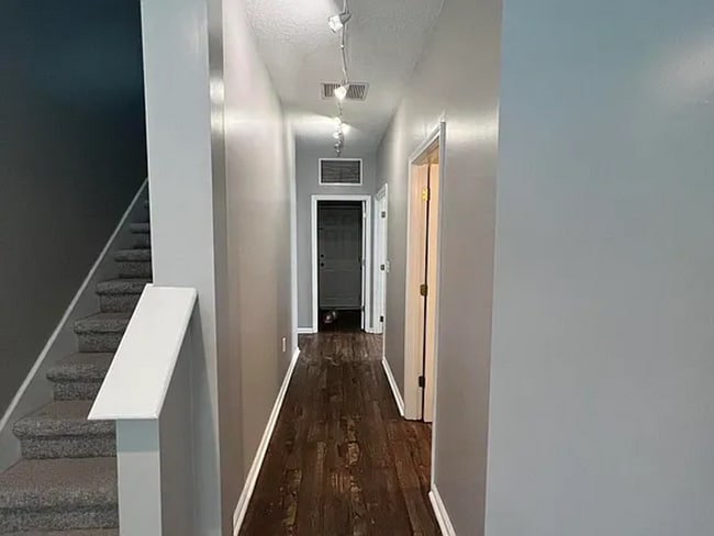 Building Photo - 6 Bedrooms 4 Bathroom 1672 Hammock Grove Lane