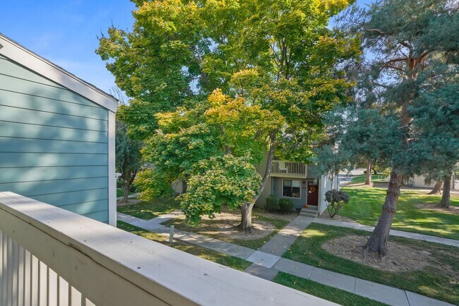 Building Photo - Charming 2bd/1.5ba SE Boise Townhome w/Pool