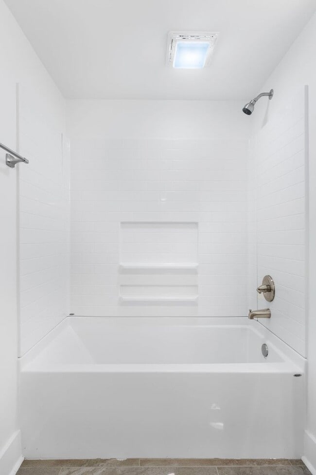 Building Photo - Four Bedroom Four Bath Home