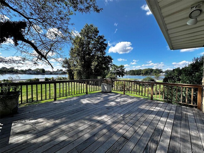 Building Photo - 1090 Bayhead Dr