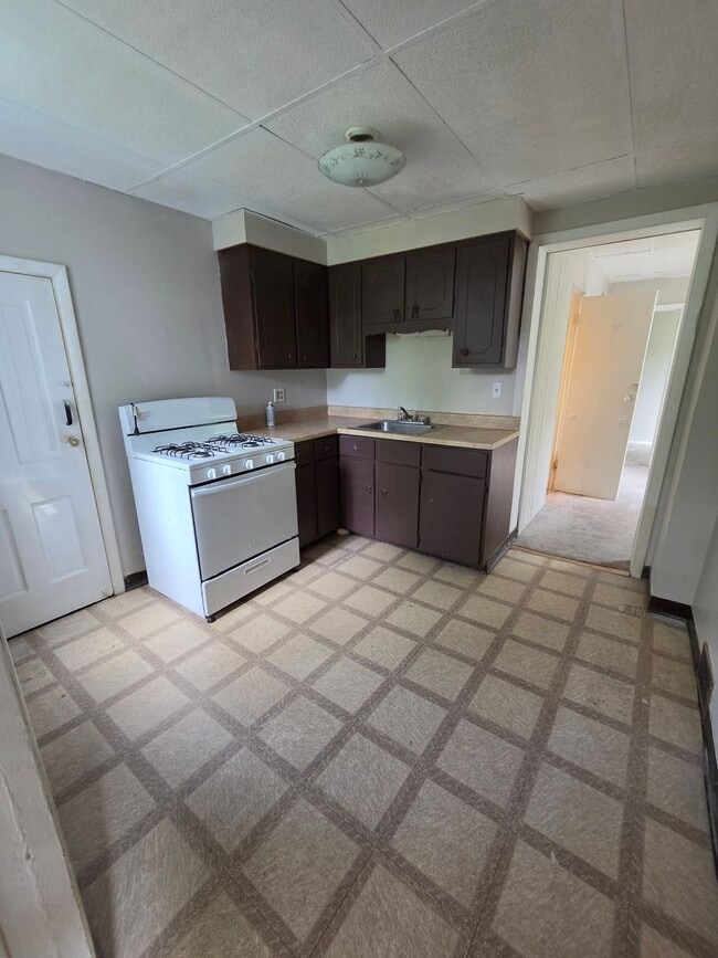 Building Photo - Lower 1 bedroom all utilities included