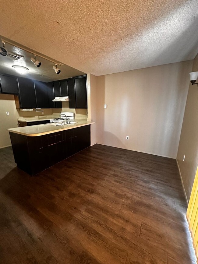 Building Photo - 2 bed 1 bath Apartment