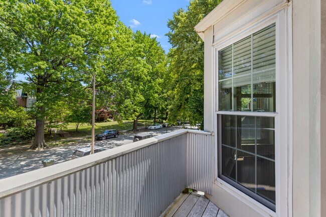 Building Photo - Spacious 1,440 SF Central West End Home with Garage Parking, Pool Access & Close to BJC/WashU