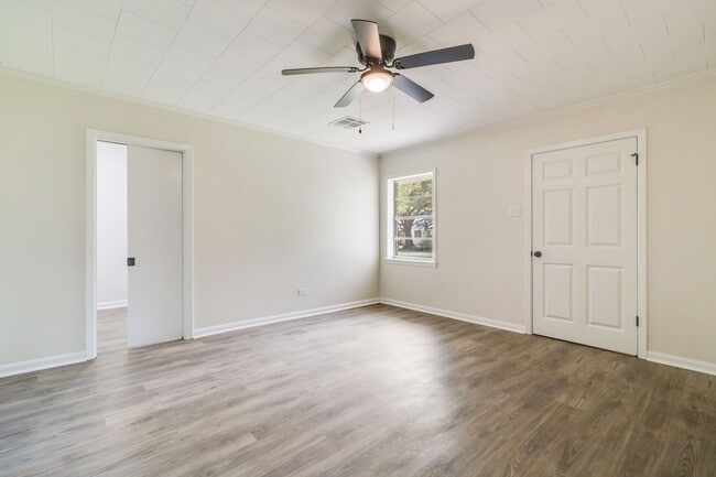 Building Photo - 3 Bed/3 Bath House