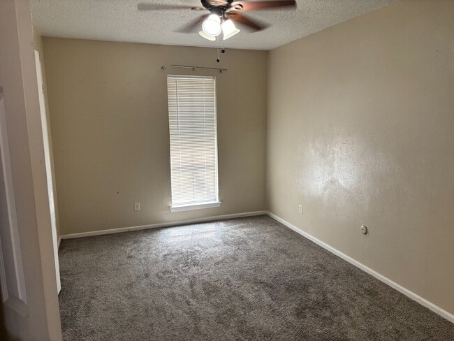 Building Photo - 2 bed/1.5 bath unit close to Hallmark Park and Hulen Mall