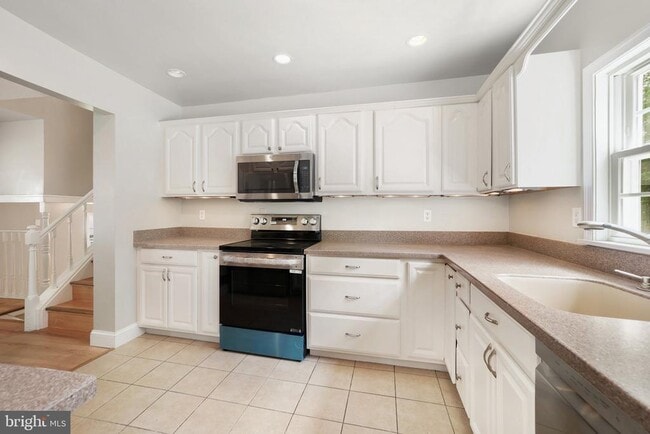 Building Photo - 15950 Alameda Dr