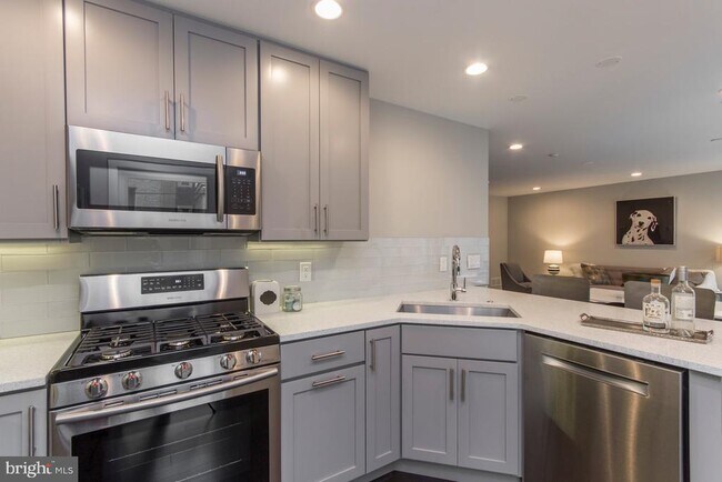 Building Photo - 716 S Sartain St