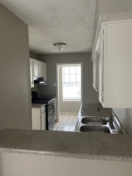 Building Photo - 8110 Foxfire Ln