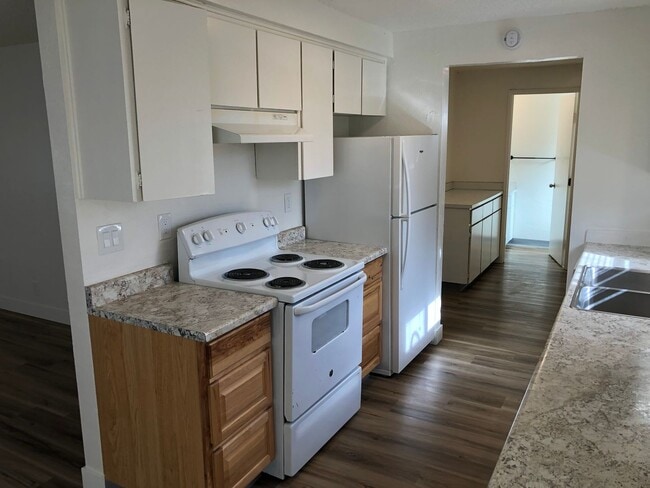 Building Photo - Updated 2 bedroom 1 1/2 bath duplex in Spr...