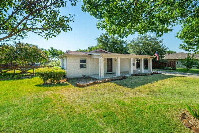 Building Photo - 3 Bedroom 2 Bath 2 Car Garage - Backs Up To A Nice Farm