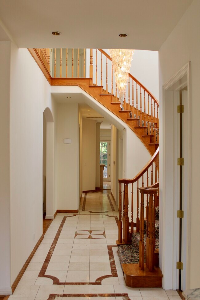 Building Photo - 623 Palisades Ave