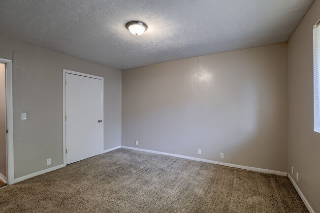 Building Photo - **$500 Move In Credit - SHORT TERM LEASE O...