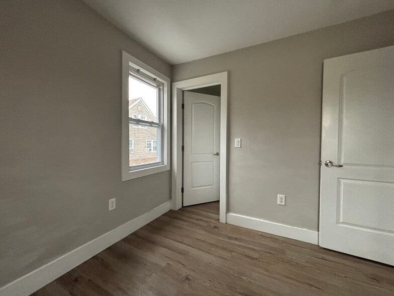 Building Photo - 355 River Dr