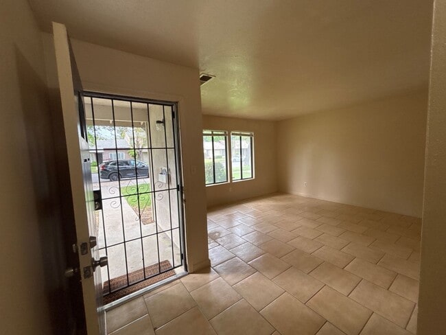 Building Photo - CHARMING 3 BEDROOM 2 BATHROOM SINGLE-STORY IN STOCKTON!