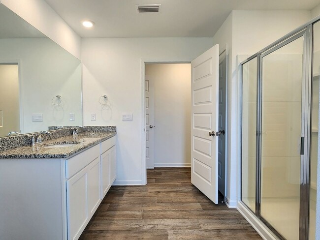 Building Photo - Lovely 4/2 available now in Raley Farms of...