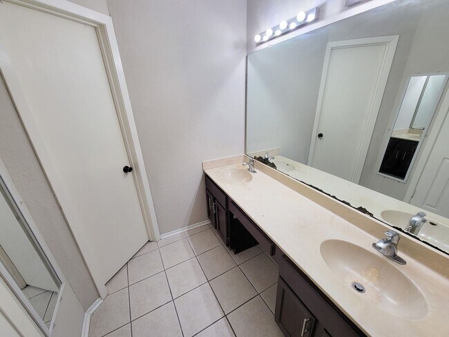 Building Photo - 9415 Beckford Dr
