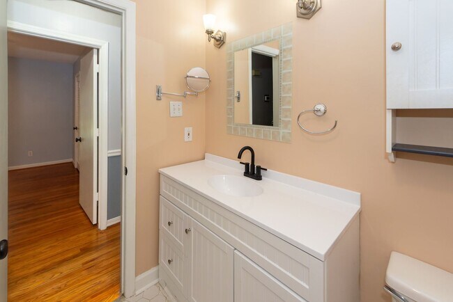 Building Photo - 3 Bedroom 2 Bath Home in Kings Grant - Sum...