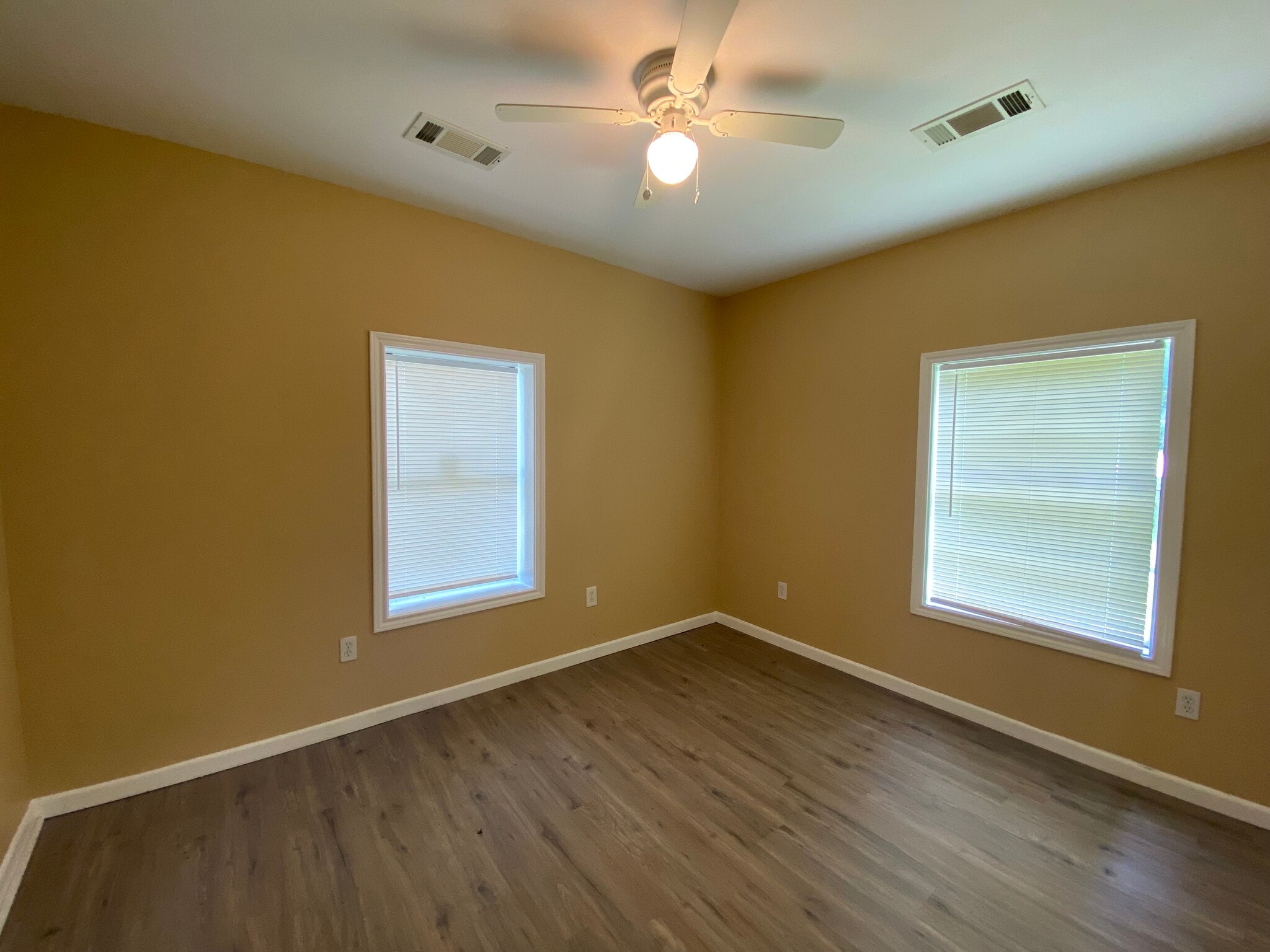 Building Photo - 310 Hillcrest St